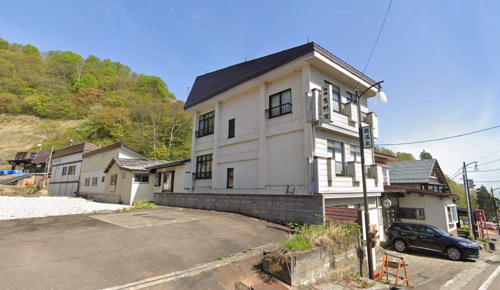 Entrance to the hotel